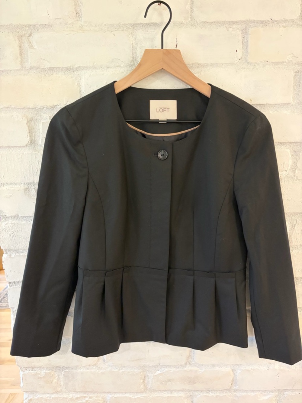 LOFT Black Collarless Peplum Blazer
(B2)